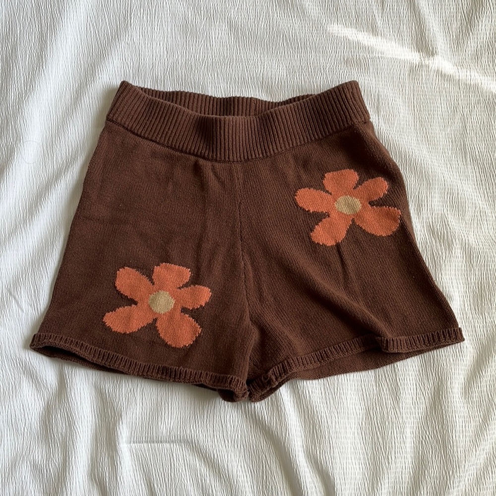 Knit flower shorts